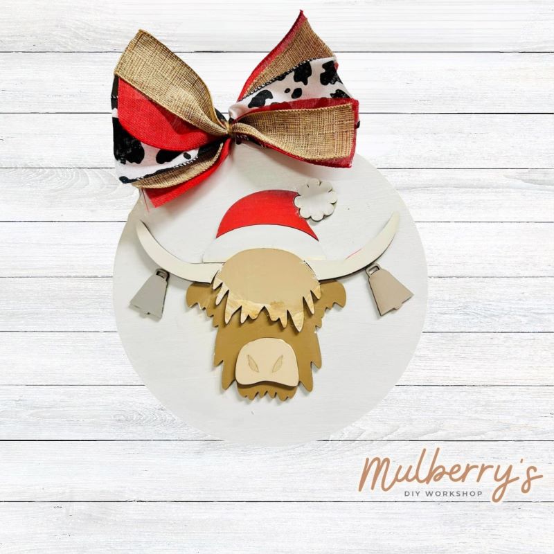 Our Christmas highland cow mini door hanger is moo-tastic! Approximately 10.5" in diameter.