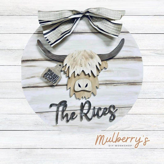 Welcome family and friends to your homestead with our personalized 18" highland cow door hanger! Personalize it with your last name or the word "Welcome." The ear tag can also be personalized with your last name initial or the year you were tagged!